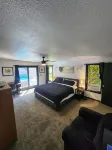 Pet Friendly MIL Suite, Caldwell, ID. Private Hot Tub/Pool in Beautiful Backyard