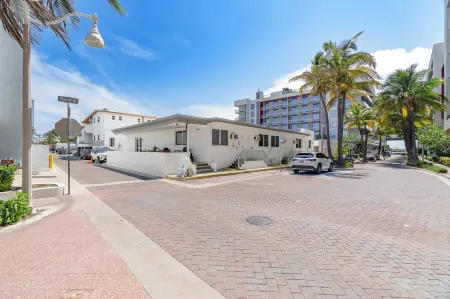 The Pearl Beachside Apartments on Hollywood Beach