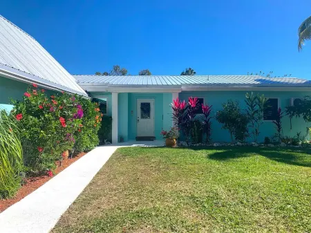 Florida Keys Water Front Vacation Home with Pool Отели рядом с достопримечательностью «Блу Хол»