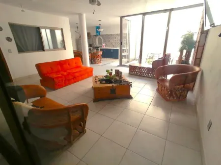 Just a 10 minute walk from the center of Tlaquepaque with garage. Отели в г. Тлакепак