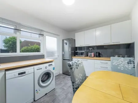 Southend Retreat KING SUITE luxury stay with parking