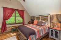 Riverbend Cabin! A Luxurious New Private Waterfront  Log Cabin.