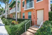 Cozy orange beachside townhouse with yard, Wi-Fi, & full kitchen in Lantana! Hotel a Lantana