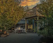 Grain Bin Cabin w/Hot Tub. 2 levels w/Balcony. 1.5 Bathrooms