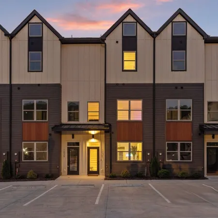 3/3 sauna, arcade, play couch, 70" TV, fire pit, balconies, 6 min from downtown