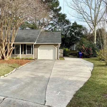 Charming 3-bedroom house in South Mount Pleasant minutes away from the beach!