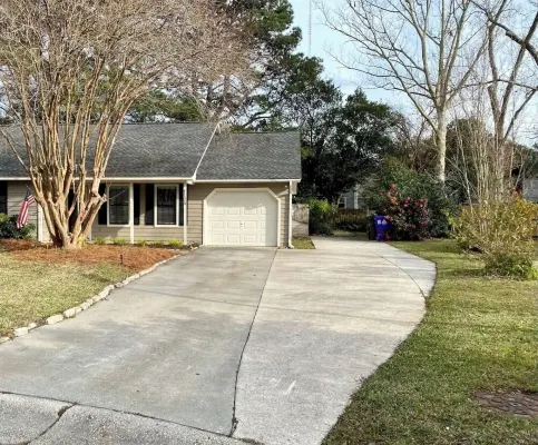 Charming 3-bedroom house in South Mount Pleasant minutes away from the beach!