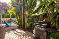 Large Beach Home 5 Houses from the Sand! Heated Pool & Tiki Bar, Game Room.