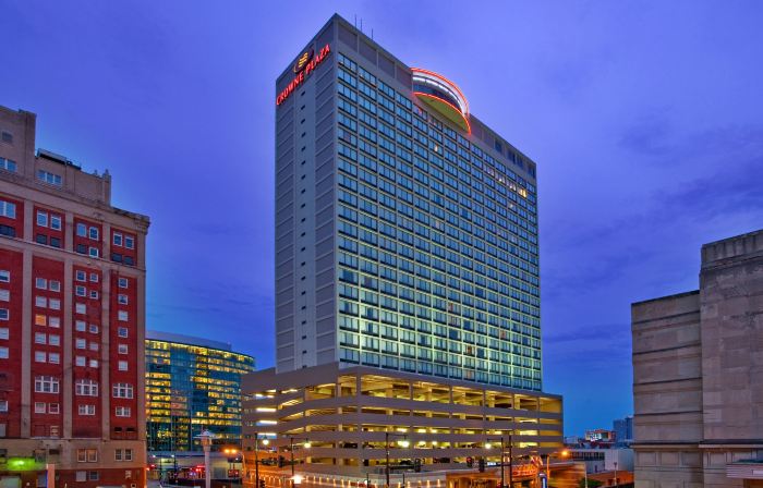 โรงแรม คราวน์ พลาซ่า แคนซัส ซิตี้ ดาวน์ทาวน์ บาย IHG