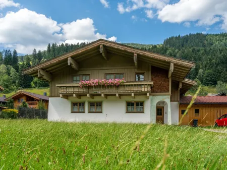 Chalet in Bramberg Near Ski Slopes Отели в г. Гемайнде Брамберг ам Вильдкогель