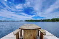 Private and Picturesque Escape on Lake Henry! - Lemmikkieläimet sallittu