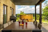 조용한 언덕 국가 전망과 수영장 및 뜨거운 욕조가 있는 The Point