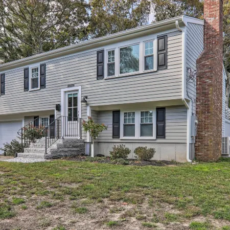 Pool Table and Fire Pit Wooded Hyannis Haven!