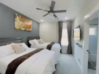 Gray Lux Hse 3BR|3.5Bath~Downtown|MedCenter|HotTub