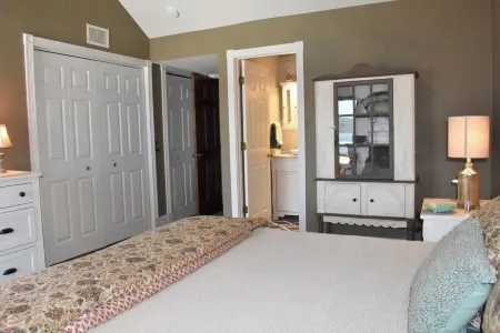 Beautiful Lakefront Condo with Boat Slip, Pool Access and Great Location!