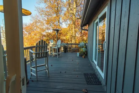 Modern rustic home with spectacular mountain views and sunsets!