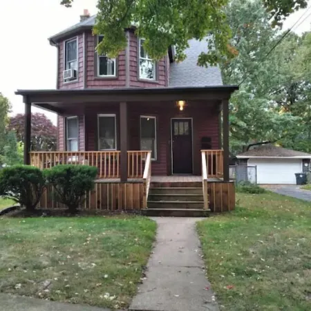 Cozy 2 bedroom in Highland Square, pets welcome!
