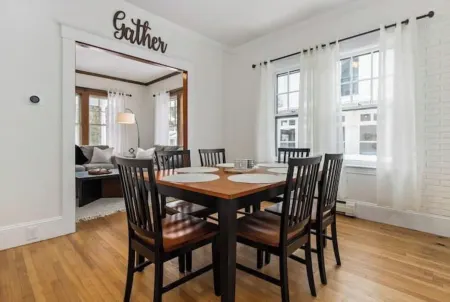 Modern Boutique Farmhouse - Walk to Town - King Bed Отели в г. Довер