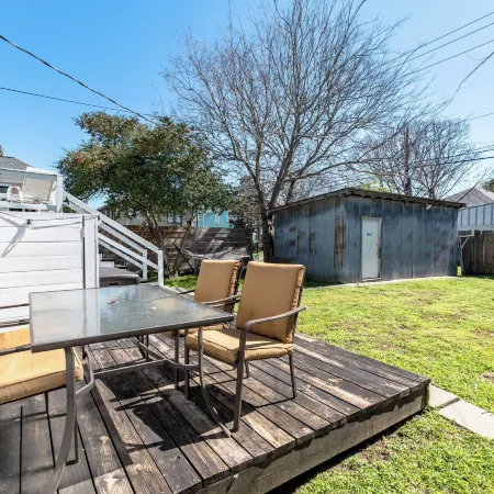 Walk to the Strand and Beach Updated Victorian Gem
