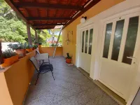 One-bedroom apartment with terrace Hotels in Sobra