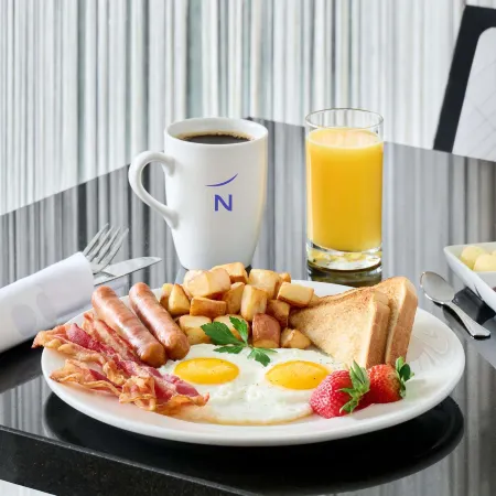 Novotel Toronto North York Отели рядом с достопримечательностью «Магазин IKEA North York»