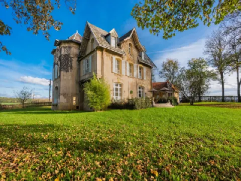 Holiday home adjoining a château. Hotels in 