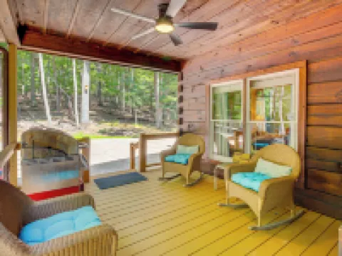 North Georgia Cabin with Hot Tub and Community Perks! Hoteles en Condado de Pickens