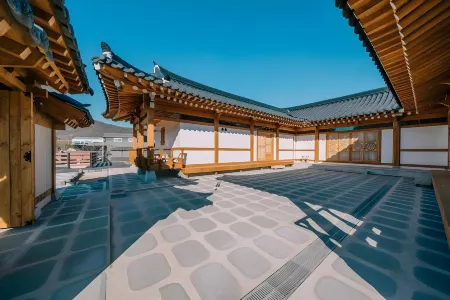 Yongin A Day at Hanok Yerang Отели рядом с достопримечательностью «Yonin Natural Recreation Forest»