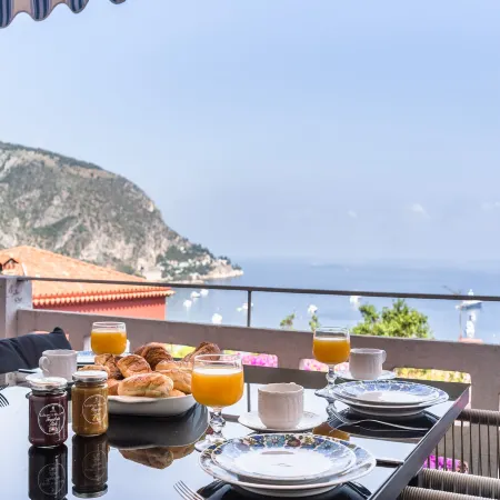 Elegant Seaside Villa in Èze