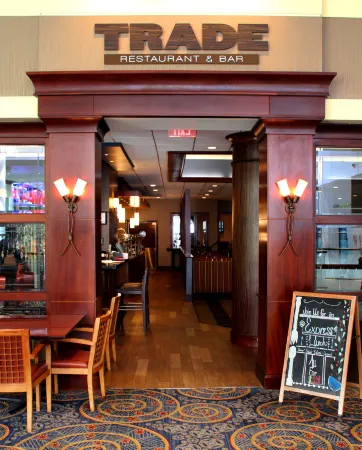 Omni Charlotte Hotel Отели рядом с достопримечательностью «Спектрум-центр»