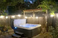 Gorgeous Modern Zen Retreat Home - 4Br with Hot Tub, Close Hiking Trails