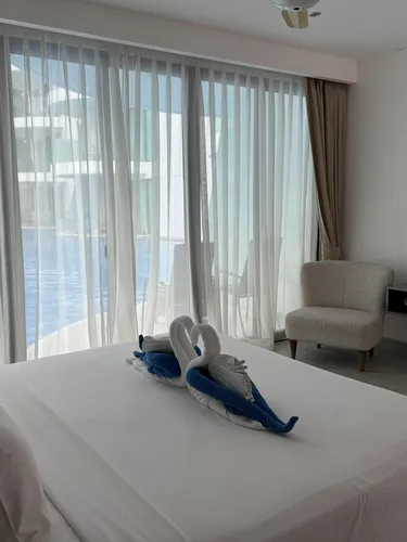 รูปภาพของModern studio with pool access at Twin Sands