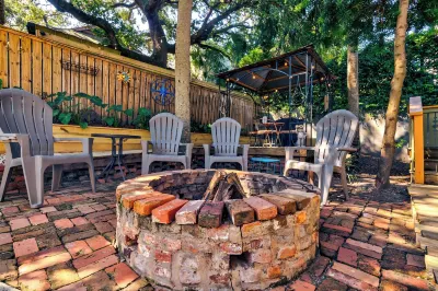 Beachside Boutique Inn Отели рядом с достопримечательностью «Public Beach Access - 3rd St.W»