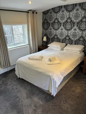 The Castle Tavern Richmond Hotels near M&S