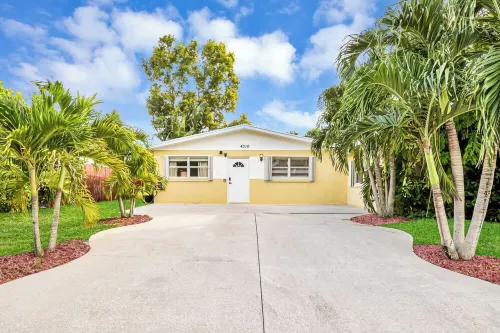 Relax at Serenity • Heated Pool • Spa • BBQ • Near Beach