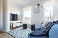 Modern 3 Br Loft -Shared Deck - Gym - Mins to NYC - Balcony