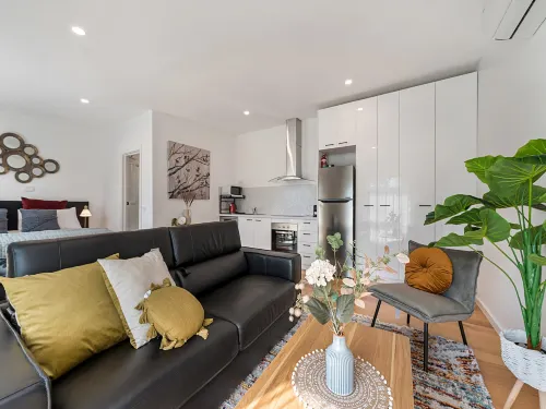 Comfy Studio with Shared Backyard near Racecourse - Apartments