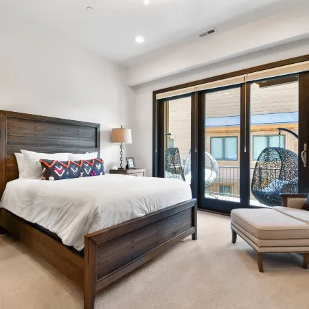 Walk to Skiing, Exceptional Juniper Landing 4 BR, Private Hot Tub, Golf Course Views, Outdoor Pool