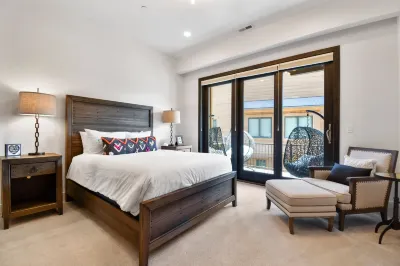 Walk to Skiing, Exceptional Juniper Landing 4 BR, Private Hot Tub, Golf Course Views, Outdoor Pool Hotel di 