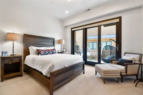 Walk to Skiing, Exceptional Juniper Landing 4 BR, Private Hot Tub, Golf Course Views, Outdoor Pool