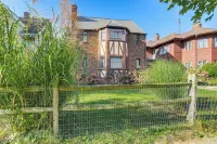 Striking Tudor Revival in Five Points District! - appartements de vacances