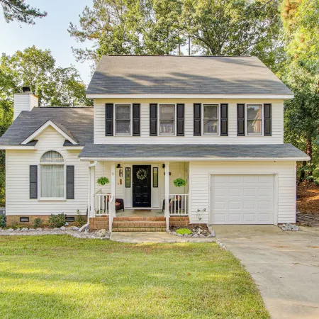 3 Mi to Marina: Quiet Getaway w/ Deck in Lexington