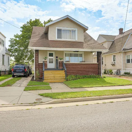 1 Mi to Cedar Point: Family Getaway w/ Porch!