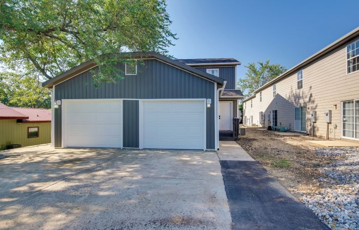 Cheerful Townhouse - Walk to Table Rock Lake!