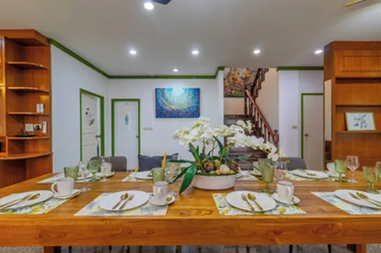 รูปภาพของบ้าน 4 ห้องนอนพร้อมสระว่ายน้ำ เหมาะสำหรับครอบครัว มีพื้นที่ปิ้งย่างบาร์บีคิว ใกล้ห้างสรรพสินค้า วี260