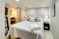 Walk to Walnut St: ‘Shadyside House’ w/ Deck - บังกะโล