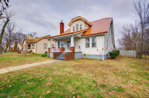 Walk to Dtwn Marie Antoinette-Themed Lebanon Home - Parkplatz