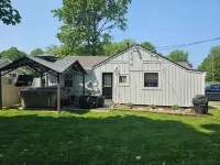The White House w/ Hot Tub Portage Lakes Fenced Yard Pet-Friendly! グリーンのホテル