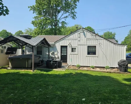 The White House w/ Hot Tub Portage Lakes Fenced Yard Pet-Friendly! 格林酒店