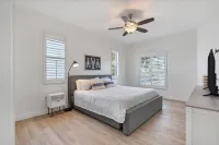 Sandpiper Sanctuary -waterfront Luxury With Private Pool, Spa & Dock 3 Bedroom Home - balcony